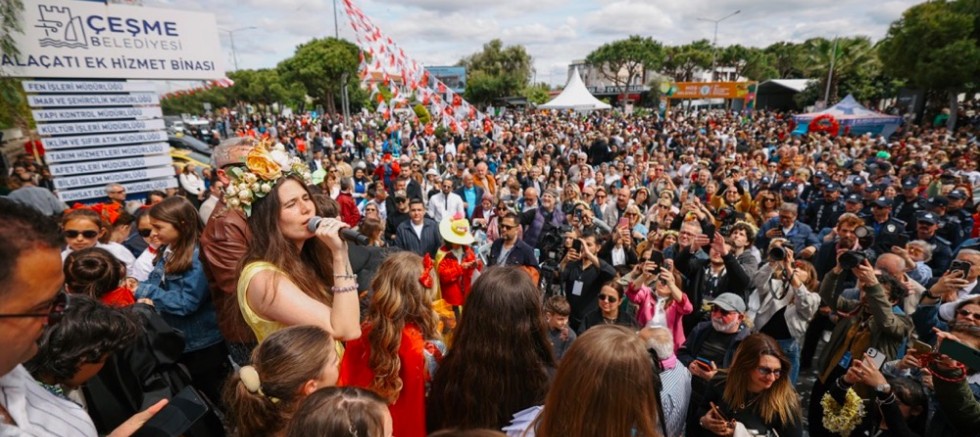 15. Uluslararası Alaçatı Ot Festivali’nin görkemli korteji ve 23 Nisan gururu bir arada