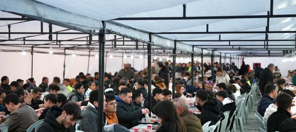 Başkan Denizli: “Çeşme’de kurulan her iftar sofrası, bu kentin birlikte yaşama kültürünün en güzel yansımalarından biri.”