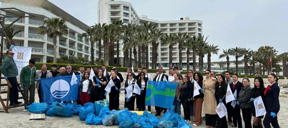   Boyalık Beach Hotel Çalışanlarından Sahilde Temizlik Seferberliği  