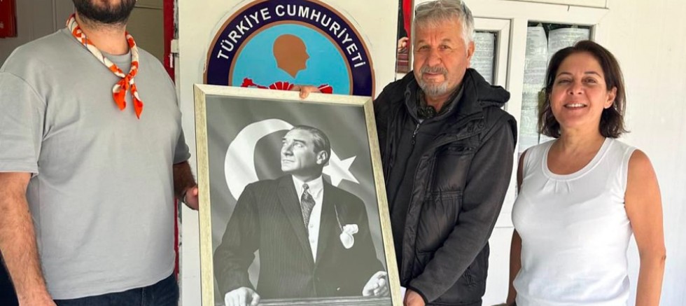 Çeşme Belediyesi’nden Muhtarlar Haftasında anlamlı hediye: Atatürk tablosu