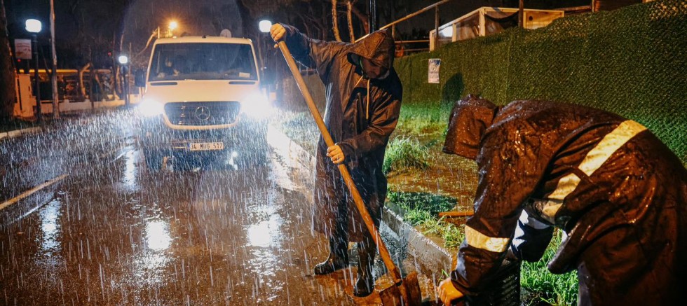 Çeşme Belediyesi’nden Şiddetli Yağışa Karşı Gece Boyu Müdahale