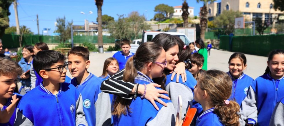 Çeşme Belediyesinden okullara sosyal alan desteği