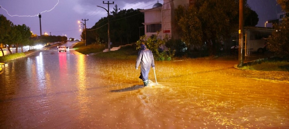 Çeşme bir günde bir aylık yağış aldı