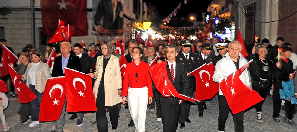 Çeşme’de Cumhuriyet coşkusu fener alayı ve konserle taçlandı
