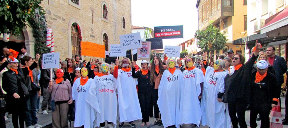 Çeşme’de STK’lardan 25 Kasım’da kadına şiddete karşı ortak basın açıklaması