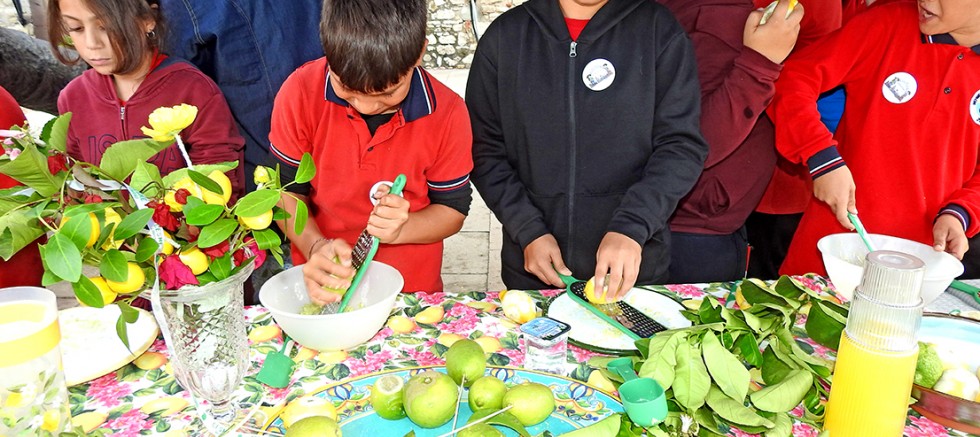 Çeşme Kalesi’nde çocuklar tarihle buluştu, limonata yaptı