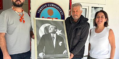 Çeşme Belediyesi’nden Muhtarlar Haftasında anlamlı hediye: Atatürk tablosu