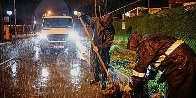 Çeşme Belediyesi’nden Şiddetli Yağışa Karşı Gece Boyu Müdahale