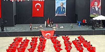 Çeşme’de 23 Nisan Coşkusu: Bayram Gururu ve Hüzün Bir Arada Yaşandı