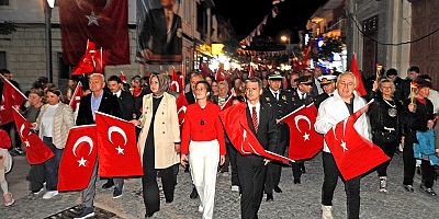 Çeşme’de Cumhuriyet coşkusu fener alayı ve konserle taçlandı