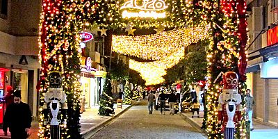 Çeşme’de yılbaşı coşkusu meydanlara taşınıyor