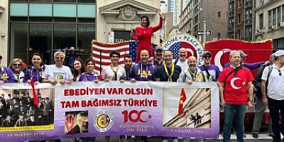 İzmir Atatürk Lisesi Amerika 'da Türk yürüyüşündeydi