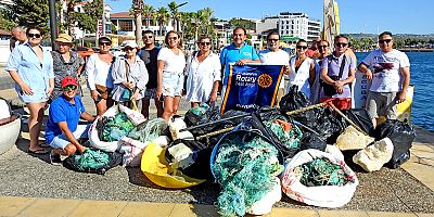 Rotaryenler Çeşme'de dip ve kıyı temizliği yaptı